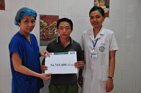 Con trai cô Mẩy nhận quà bạn đọc Dân trí giúp đỡ tại khoa C8 Tim mạch, BV Bạch Mai.