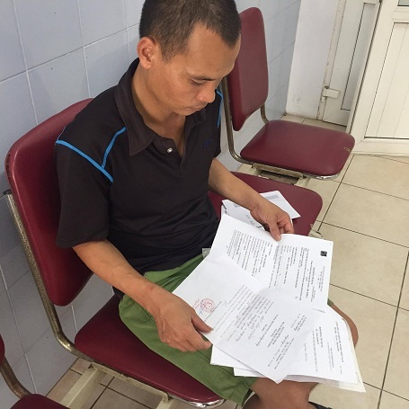 3 năm không cai được máy thở, bé 3 tuổi cầm cự sự sống qua ngày - 8 3 năm theo đuổi bệnh tình của con, anh Hoàng kiệt quệ không còn gì ngoài những giấy tờ vay nợ ngân hàng.