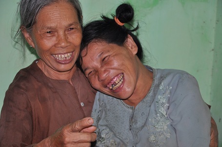 Hai mẹ con có thêm nghị lực sống vì bên cạnh còn nhiều nhà hảo tâm giúp đỡ.