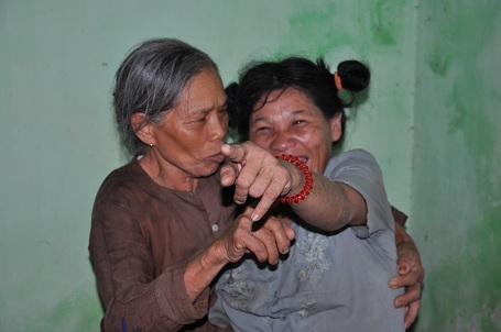 Thấy chúng tôi đến thăm, chị Tươi mừng rỡ chỉ cho mẹ biết nhà có khách.