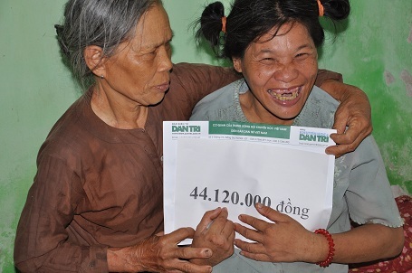 Hai mẹ con vui mừng nhận quà bạn đọc Dân trí.