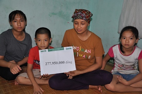 Với số tiền bạn đọc giúp đỡ, chị Hoa sẽ được đến viện chữa trị và 3 đứa con của chị sẽ yên tâm đến trường.