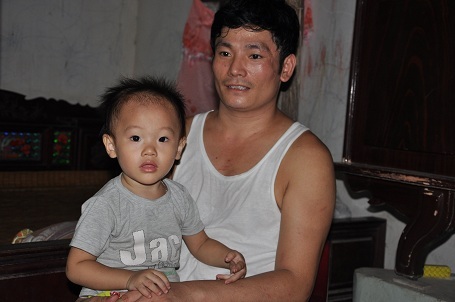 Những ngày được về nhà, anh Tiềm giúp vợ trông con để vợ đi làm công nhân.