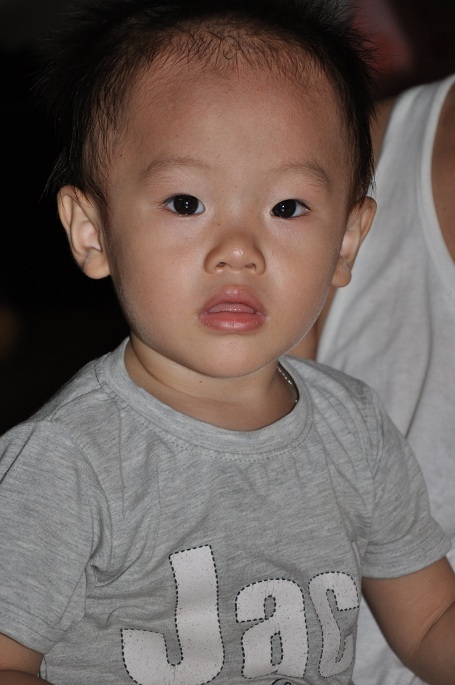 Bé Phong mới 20 tháng tuổi nhưng đang đứng trước nguy cơ mồ côi bố vì bố đang bệnh hiểm nghèo.