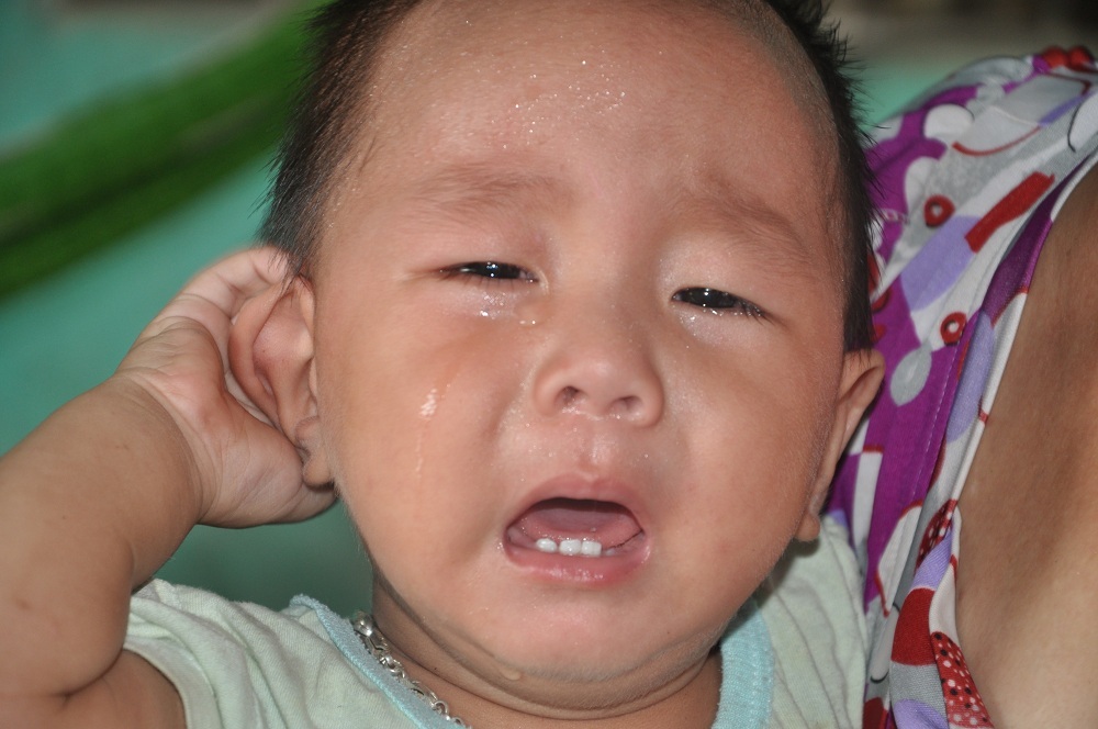 10 tháng tuổi cậu bé Kha không được bú mẹ, đói sữa nên khóc cả ngày.