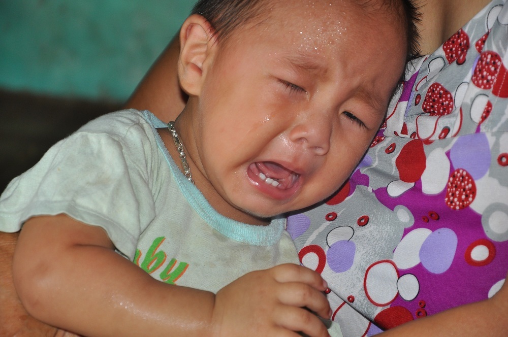 Bé Kha khóc ngặt vì đói sữa.