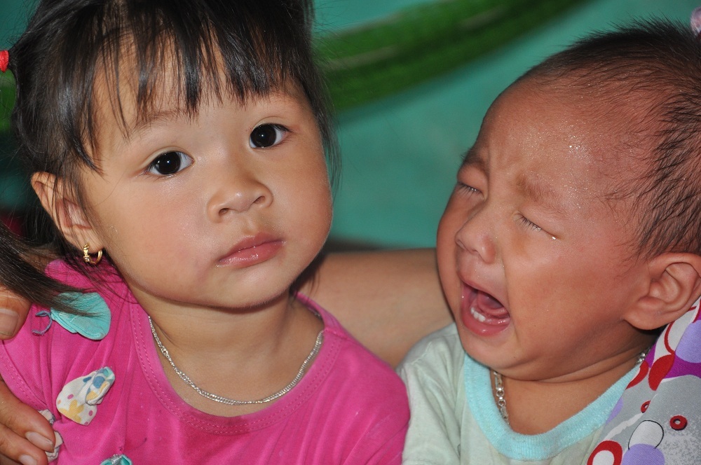 Hai đứa trẻ sớm sống cảnh mồ côi.