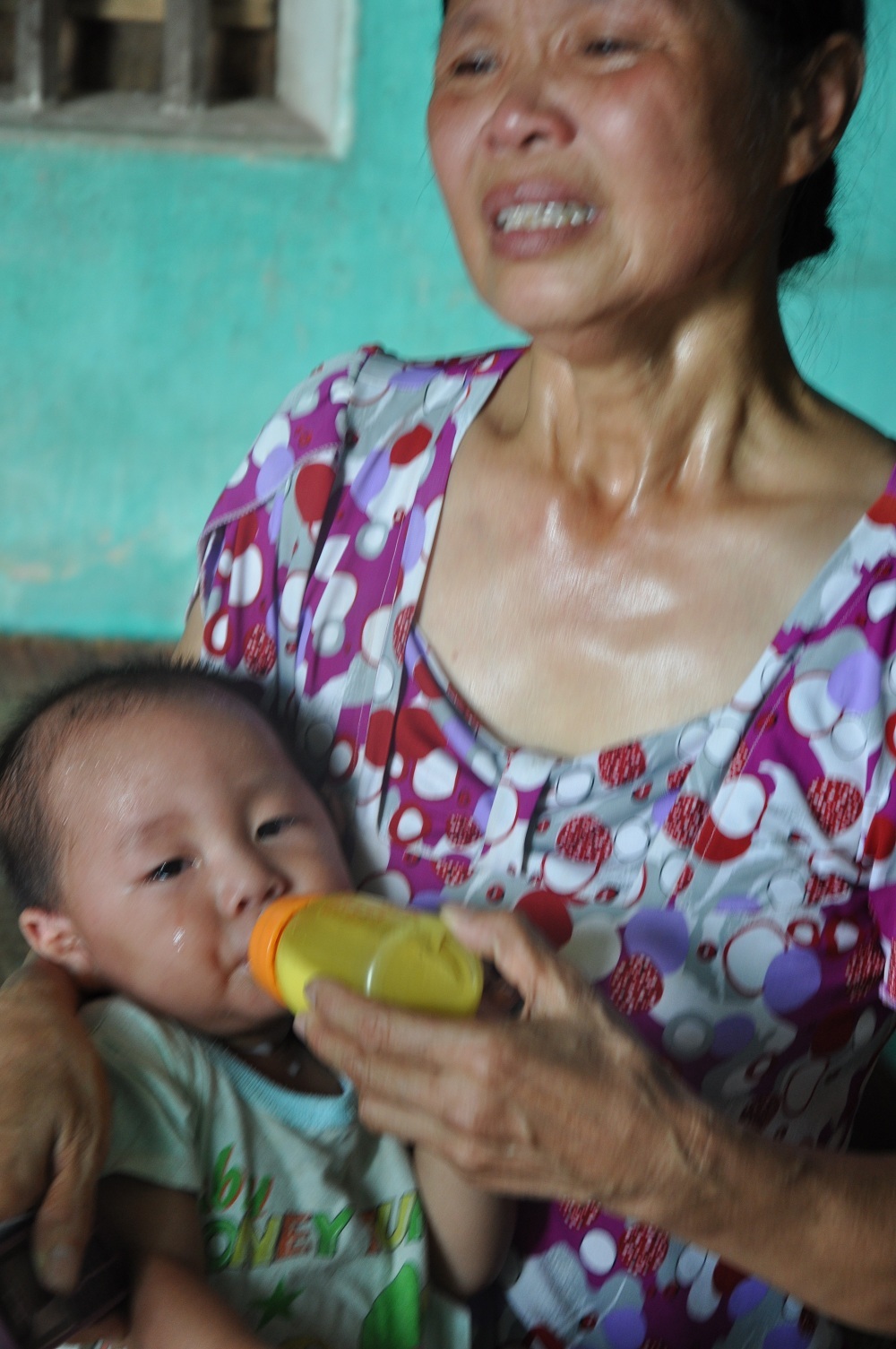 Có sữa uống là cậu bé Kha nín khóc ngay.