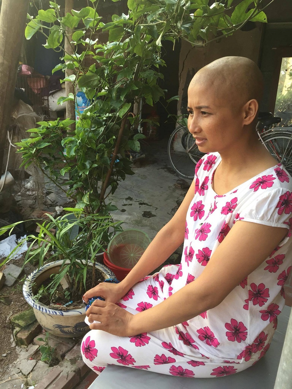 Hơn 57 triệu đồng tiếp tục đến với chị Vũ Thị Hoa - 1 Vừa đi truyền hóa chất về nên chị Hoa khá mệt mỏi và buồn nôn.