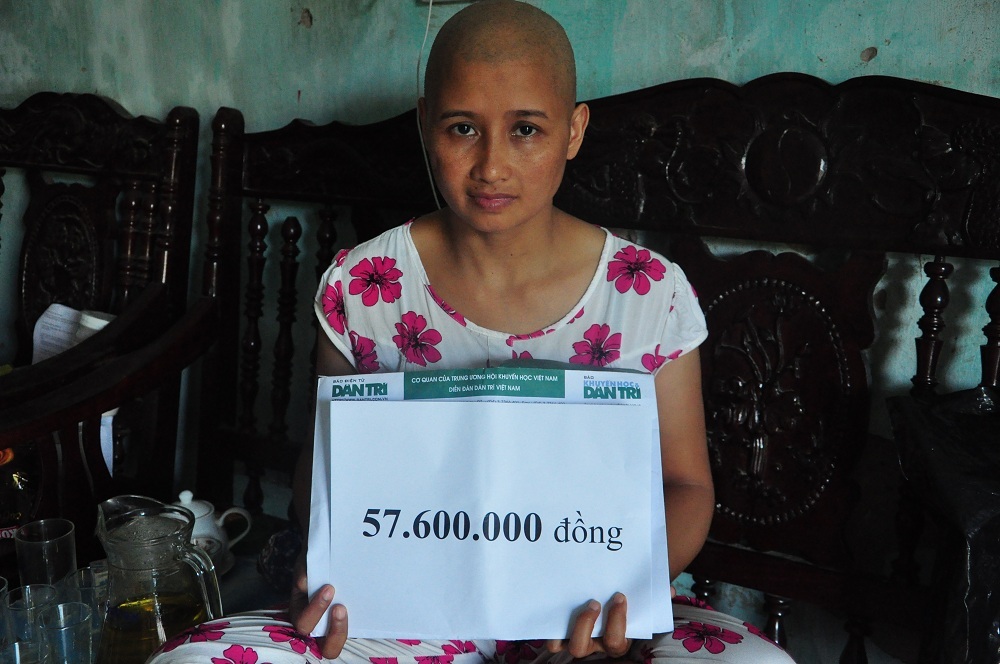 Lần thứ 2 chị Hoa nhận quà bạn đọc Dân trí.