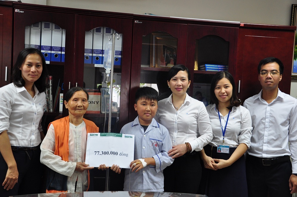 Cậu bé Tràng Minh Hảo nhận quà của bạn đọc Dân trí.