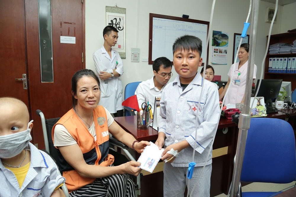 Các em đã trích phần tiền của mình ra để giúp đỡ cho 7 hoàn cảnh khó khăn khác tại bệnh viện.