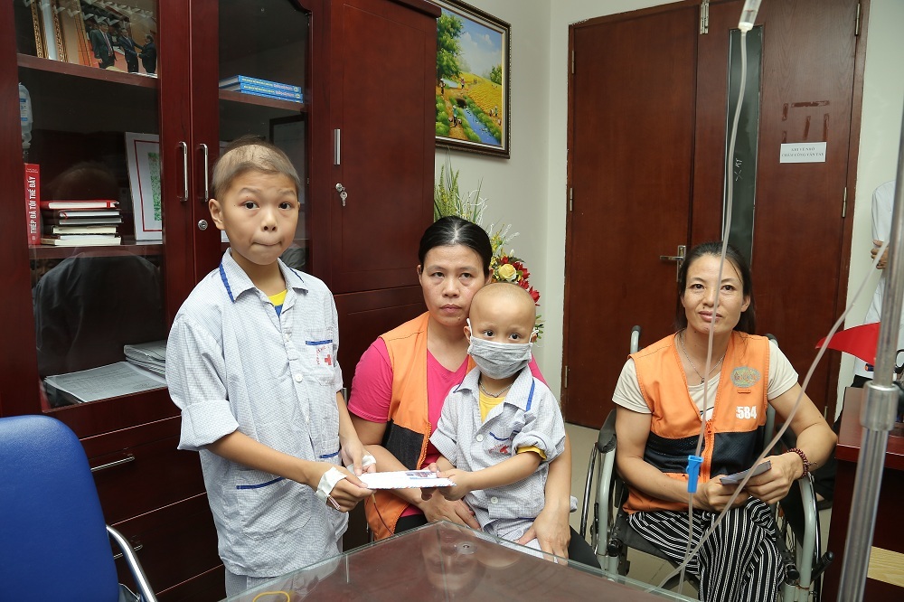 Hơn 156 triệu đồng đến với 2 hoàn cảnh ở viện huyết học - 7