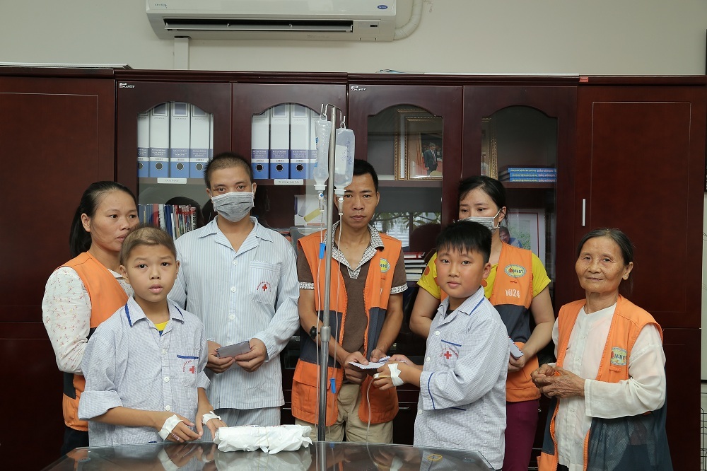 Hơn 156 triệu đồng đến với 2 hoàn cảnh ở viện huyết học - 9