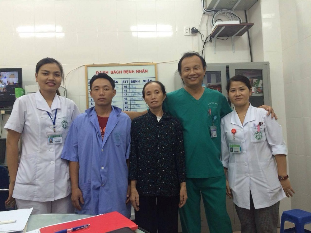 Bác sĩ Phạm Hoàng Tiến - Phó trưởng khoa C3 Tim mạch, bệnh viện Bạch Mai gửi lời cám ơn đến bạn đọc báo điện tử Dân trí đã cùng tập thể các bác sĩ cứu sống bệnh nhân Mẩy.