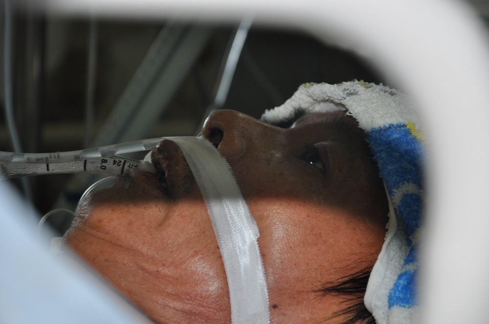 Trước mặt anh chỉ toàn màu đen u tối như tương lai không mấy sáng sủa gì.