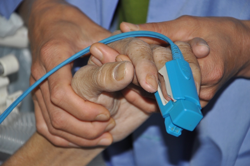 Anh sợ hãi cầm tay của vợ như một lời cầu cứu.