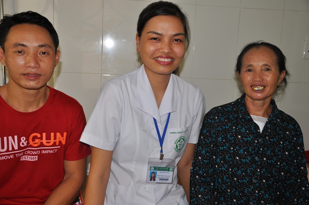 Hai mẹ con cô Mẩy chụp ảnh cùng cán bộ phòng CTXH bệnh viện.