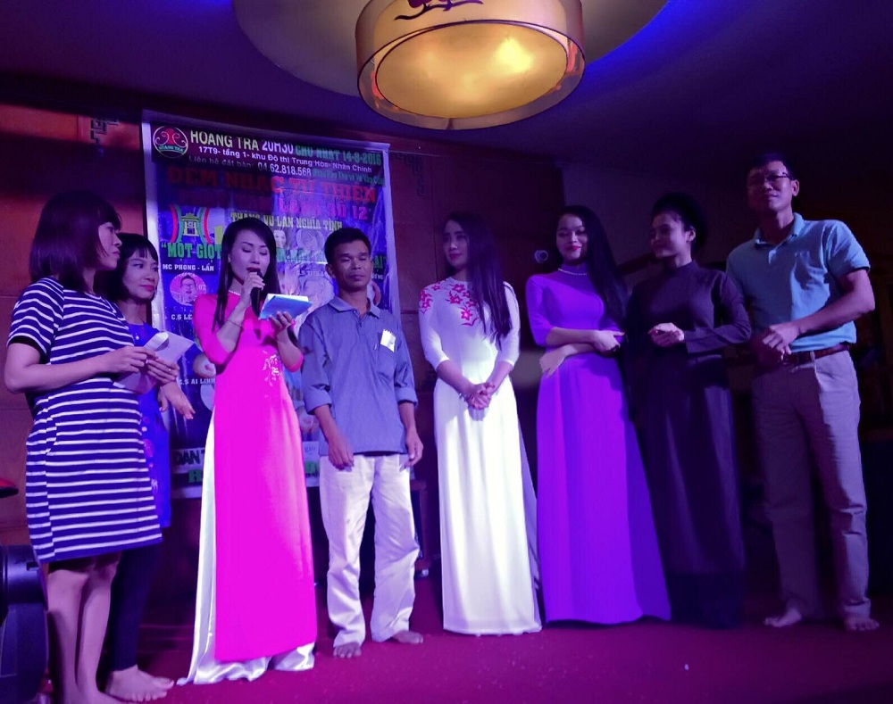 Các anh chị trong hội Phát Tâm Lành đã tổ chức đêm nhạc từ thiện để quyên góp tiền giúp đỡ em Khánh.