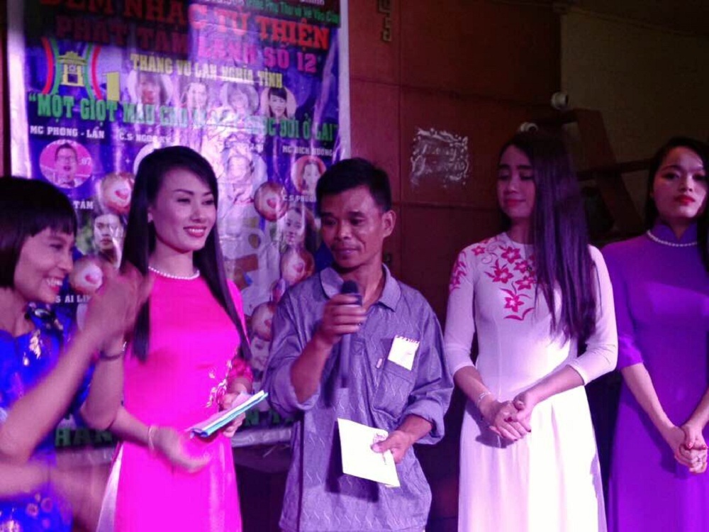 Số tiền gần 13 triệu đồng được trao trực tiếp cho anh Thuận trong đêm nhạc.