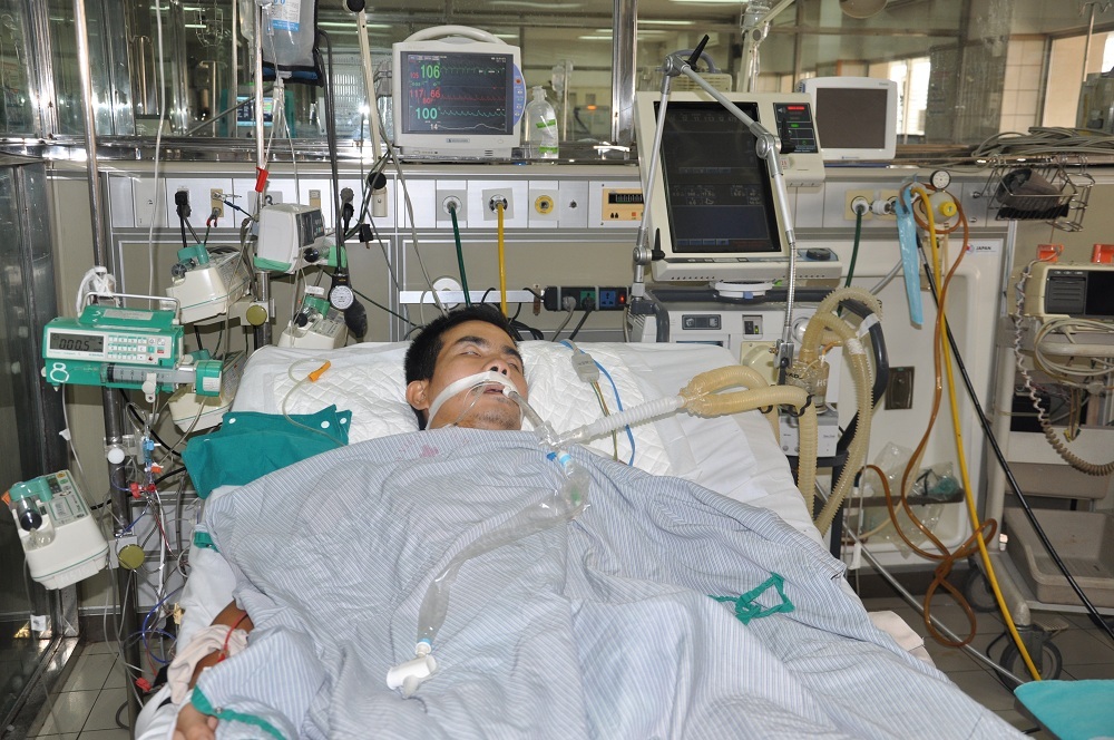 Phát hiện viêm cơ tim, sốc tim, rối loạn nhịp tim phức tạp khiến anh Việt phải cấp cứu tại khoa Hồi sức tích cực của bệnh viện Bạch Mai.