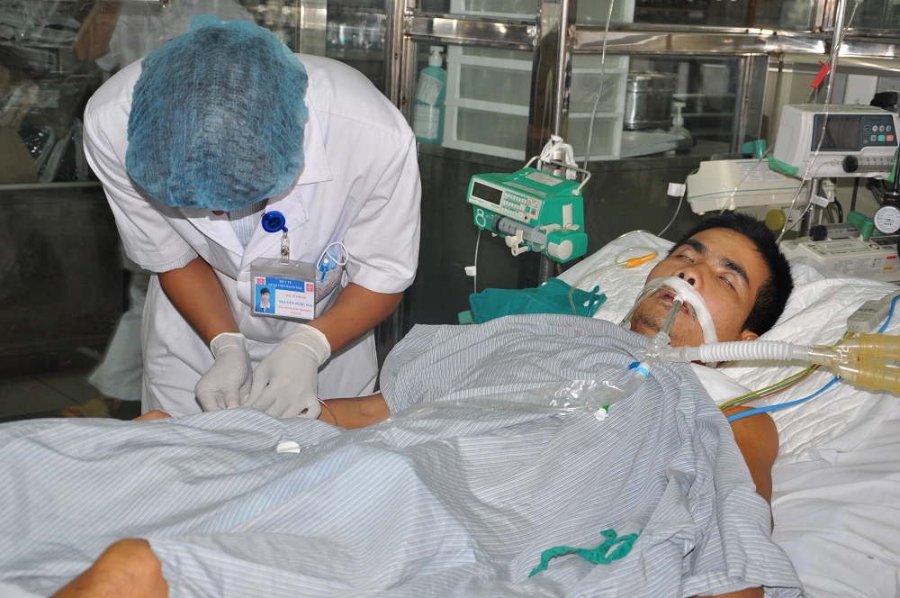 Đã sử dụng nhiều loại thuốc hỗ trợ nhưng không ăn thua nên anh Việt phải dùng biện pháp tim phổi nhân tạo với chi phí đắt đỏ.