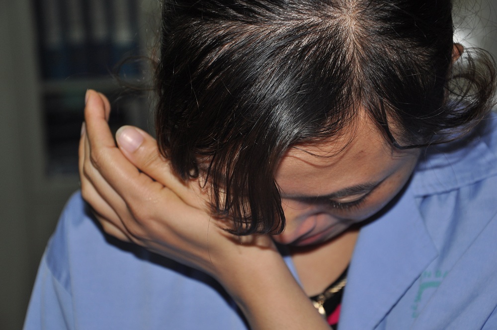 Không nghĩ được cách nào cứu chồng, chị Ly quay sang trách số phận sao không bắt chị bị bệnh vì chị có thẻ bảo hiểm, còn chồng thì không có.