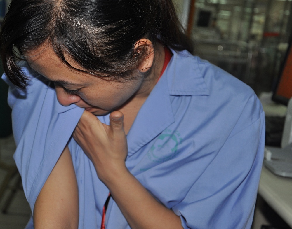 Chị Ly vợ anh đau đớn và lo sợ chồng chết.