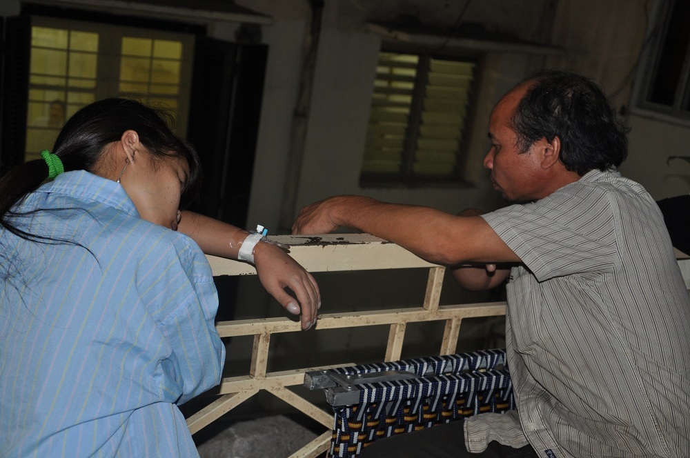 
Hai bố con đều như có lửa đốt trong lòng khi phải hoãn ca mổ vì thiếu tiền.
