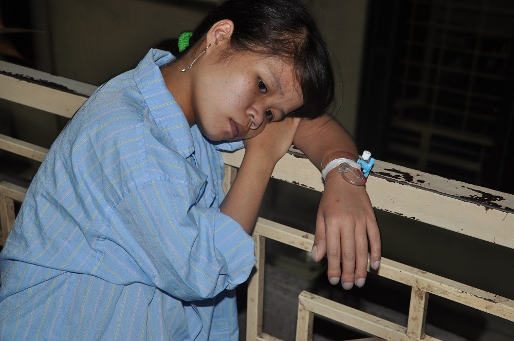 Hương cũng không còn bình tĩnh được nữa bởi không được phẫu thuật là em sẽ chết.