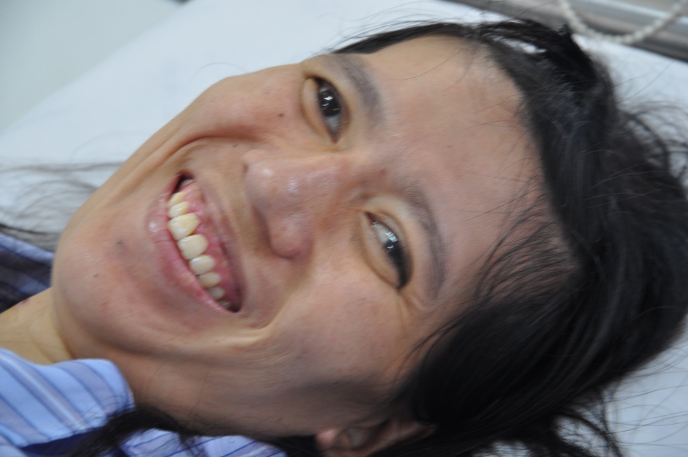 Sau ca mổ, dù còn đau nhiều nhưng tinh thần chị Quảng khá tốt vì biết bác sĩ đã giữ lại được con cho chị.