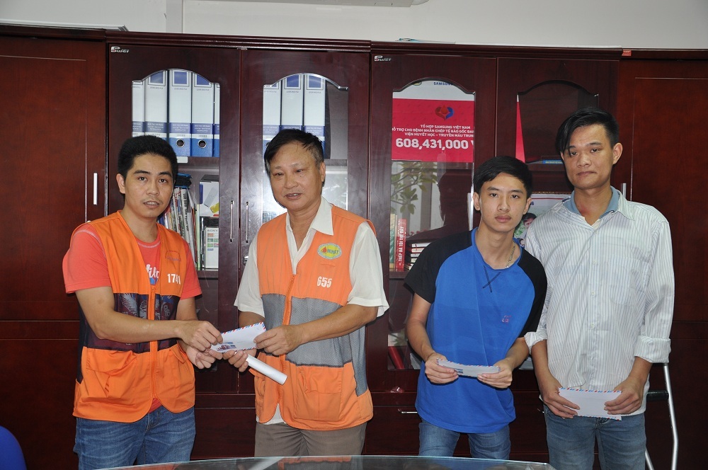 Trong tổng số tiền bạn đọc Dân trí giúp đỡ, anh Tùng trích ra 10 triệu để giúp đỡ 1 số hoàn cảnh khó khăn khác đang điều trị tại viện.