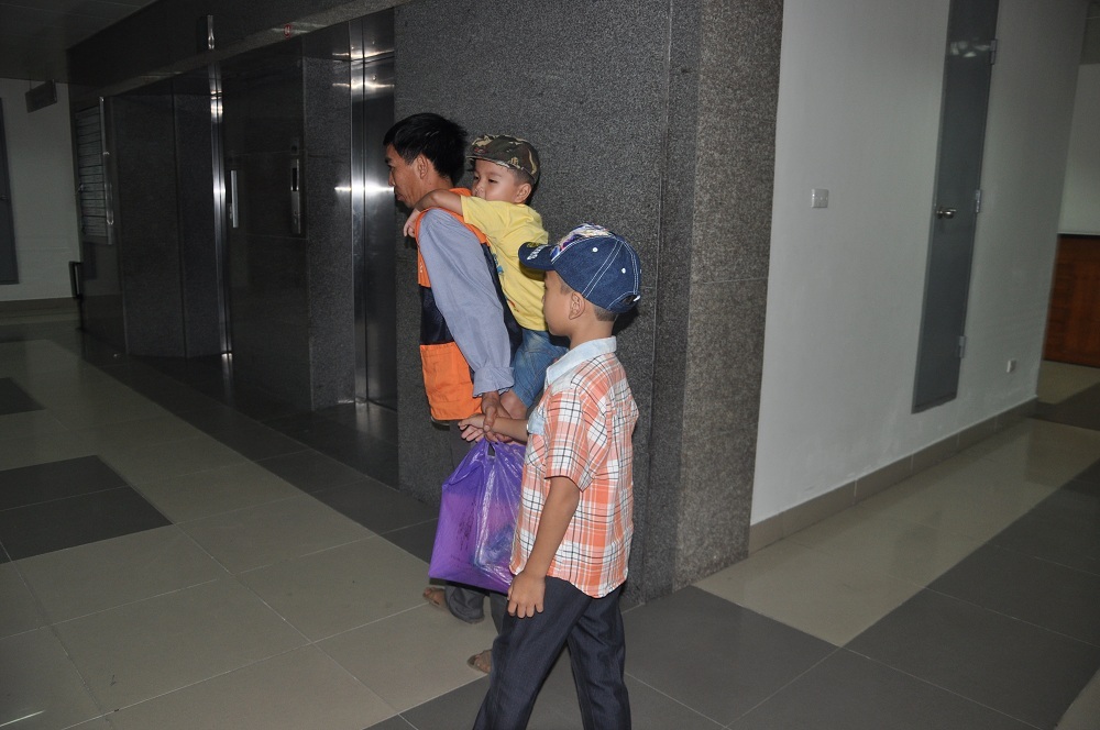 Tương lai các con anh không biết sẽ đi đâu về đâu.