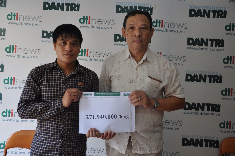 Ông Phạm Huy Thân - Chánh VP báo điện tử Dân trí trao số tiền bạn đọc giúp đỡ đến anh Mười.