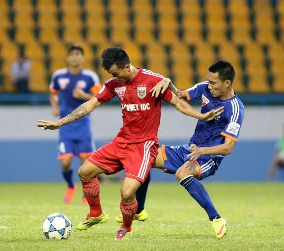 B. Bình Dương (đỏ) đã giành lại ngôi đầu bảng - Ảnh: Gia Hưng