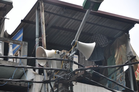 Hàng trăm chiếc loa cũ kỹ trên địa bàn quận Đống Đa đã được đầu tư thay mới toàn bộ bằng hệ thống loa không dây, bắt tín hiệu âm thanh như thế này.