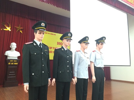 Trang phục mới của cán bộ ngành thanh tra. Trong ảnh: Trang phục của Tổng Thanh tra Chính phủ ngoài cùng bên trái.