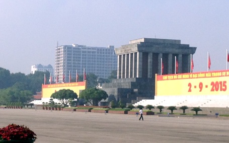 Theo ông Phạm Sỹ Liêm, tòa nhà cao 17 tầng ở 8B Lê Trực đã khiến Lăng Bác bé đi (Ảnh: Quang Phong).