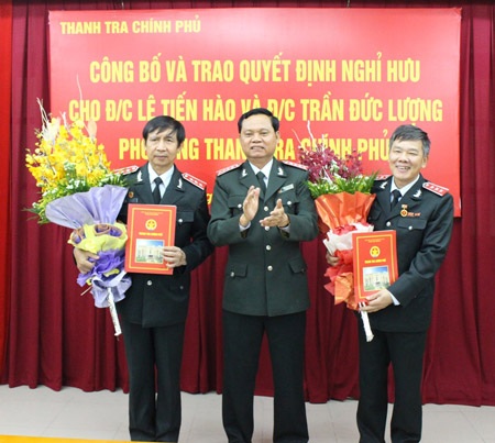 Hai Phó Tổng Thanh tra Chính phủ nghỉ hưu - 1 Tổng Thanh tra Chính phủ Huỳnh Phong Tranh trao quyết định nghỉ hưu theo chế độ cho ông Lê Tiến Hào (trái) và ông Trần Đức Lượng (phải). Ảnh: TTCP