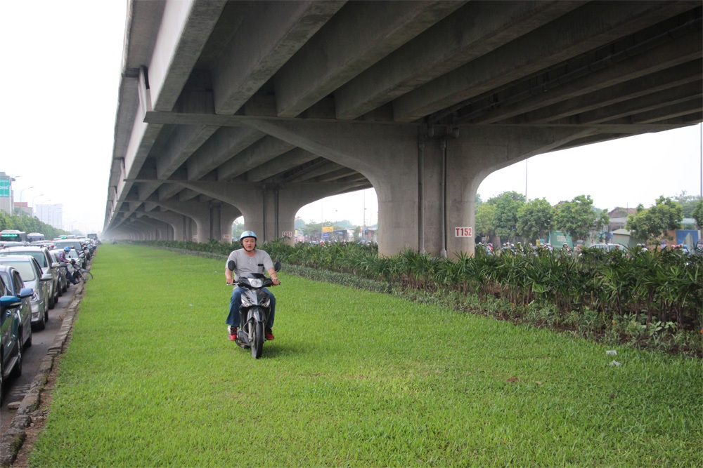 Tuần lễ khổ đau của những đứa trẻ và màn mù khô bất ngờ - 1 Sáng 8/10, nhiều tuyến đường của Hà Nội như Nguyễn Xiển, Nguyễn Trãi, Khuất Duy Tiến,... rơi vào tình trạng ùn tắc kinh hoàng và người đàn ông này đã “vô tư” phóng xe máy trên thảm cỏ xanh dọc đường vành đai 3 trên cao (Ảnh: Nguyễn Dương).