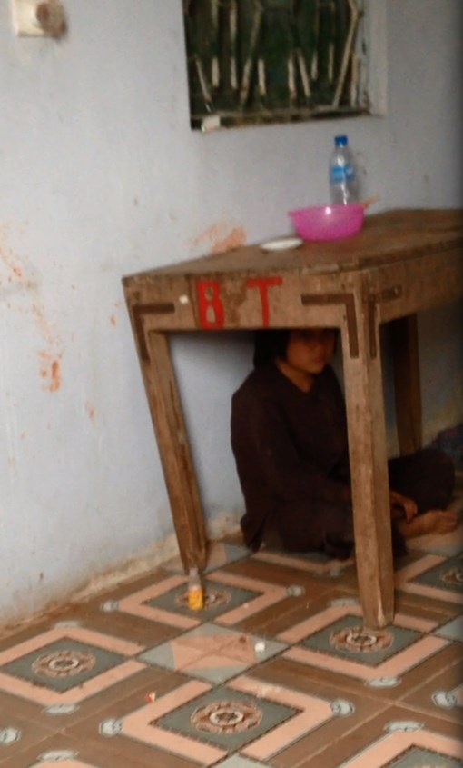 Dân Thủ đô ám ảnh cháy chung cư, dân Nha Trang cám cảnh thắp đèn dầu - 6 Hình ảnh người dân ghi lại cảnh cháu Vũ T.P. bị bạo hành, nhốt trong chùa Thiên Tâm (huyện Yên Mỹ, Hưng Yên). Suốt thời gian đó cháu chỉ được ngủ dưới đất, chịu cảnh đói khát. Hiện Công an huyện Yên Mỹ đang làm rõ sự việc.