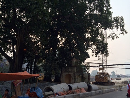 Cổng làng Trung Nha nằm ngay chân cầu vượt nút giao thông Bưởi - Hoàng Quốc Việt.