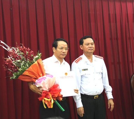 Tổng Thanh tra Chính phủ Huỳnh Phong Tranh trao quyết định bổ nhiệm cho ông Nguyễn Văn Thanh (trái). Ảnh: TTCP.