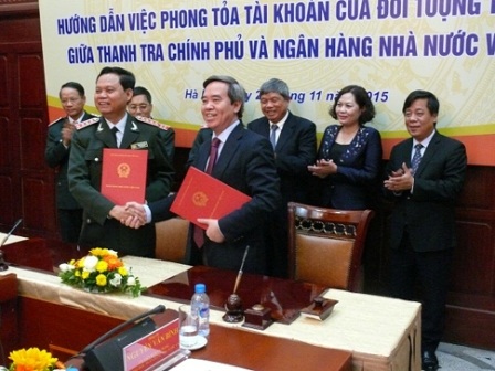 Tổng Thanh tra Chính phủ Huỳnh Phong Tranh và Thống đốc Ngân hàng Nhà nước Nguyễn Văn Bình ký thông tư liên tịch (Ảnh: TTCP).
