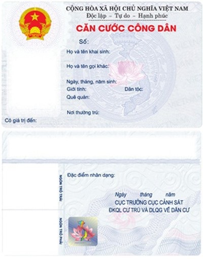 “Hình hài” thẻ Căn cước công dân được cấp từ ngày 1/1/2016 - 3 So với mẫu thẻ được Bộ Công an đưa ra lấy ý kiến trước đây, phần thông tin ở mặt trước đã có sự thay đổi: Thay thông tin về Dân tộc bằng Quốc tịch; lược bớt hai chữ khai sinh trong cụm thông tin Họ và tên khai sinh; bỏ thông tin Họ và tên gọi khác.