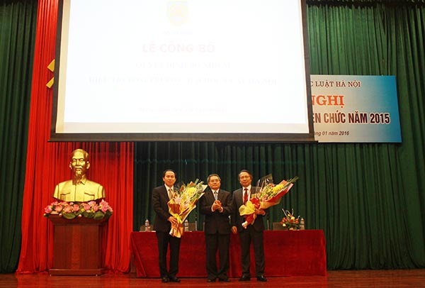 Bất ngờ bổ nhiệm người không qua thi tuyển làm Hiệu trưởng Đại học Luật Hà Nội - 1 Bộ Tư pháp bổ nhiệm Vụ trưởng Vụ Tổ chức Cán bộ Lê Tiến Châu (trái) làm Hiệu trưởng Đại học Luật Hà Nội (Ảnh: BTP)