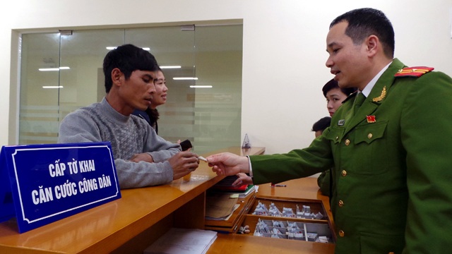 Chuẩn bị xây dựng Cơ sở dữ liệu quốc gia về dân cư - 1 Người dân Hà Nội làm thủ tục cấp Căn cước công dân (Ảnh: Tiến Nguyên).