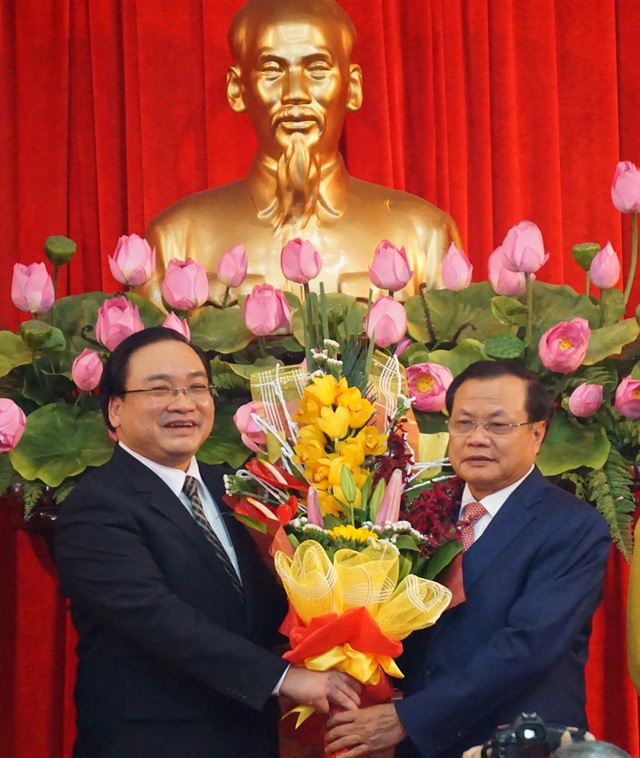 Phó Thủ tướng Hoàng Trung Hải nhậm chức Bí thư Thành ủy Hà Nội. Trong ảnh, ông Hải nhận bó hoa chúc mừng từ ông Phạm Quang Nghị - nguyên Bí thư Thành ủy Hà Nội (Ảnh: Quang Phong).