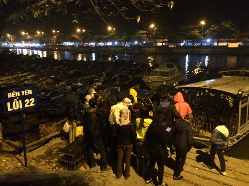 Từ 3 giờ sáng 13/2 (mùng 6/1 âm lịch), hàng trăm du khách thập phương đã ra bến Yến thuê thuyền lên Chùa Thiên Trù và Động Hương Tích.