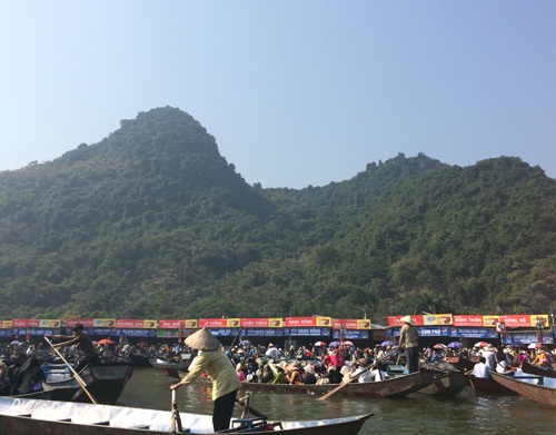 Con dâu cõng mẹ chồng đi lễ Chùa Hương - 1 Ông Nguyễn Chí Thanh - Trưởng Ban Quản lý danh thắng và di tích Chùa Hương cho biết năm nay đã huy động 4.400 chiếc thuyền, sơn màu xanh lá cây có đầy đủ phao cứu sinh để phục vụ du khách thập phương.